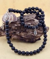 Hand-made jewelry of facetted onyx. 