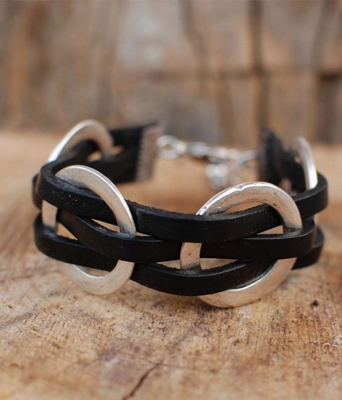 BRACELET OF METAL RINGS