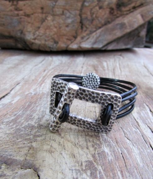 Attractive leather bracelet with right-angled clasp