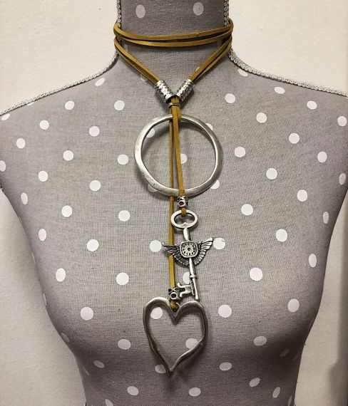 Beautiful long necklace - Key