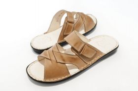 Men’s convenient black genuine leather slippers