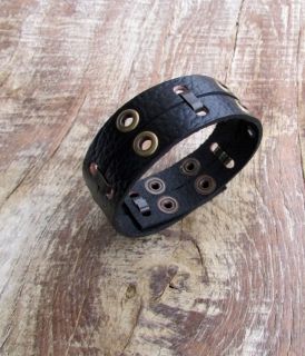 Stylish men's leather bracelet 