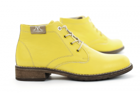 Yellow ladies' boots type chukka with shoelaces