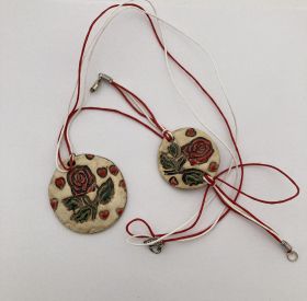 Ръчно изработена рисувана керамична мартеница - колие.