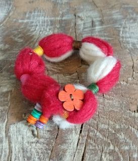 Дамска вълнена мартеница с дървено копче